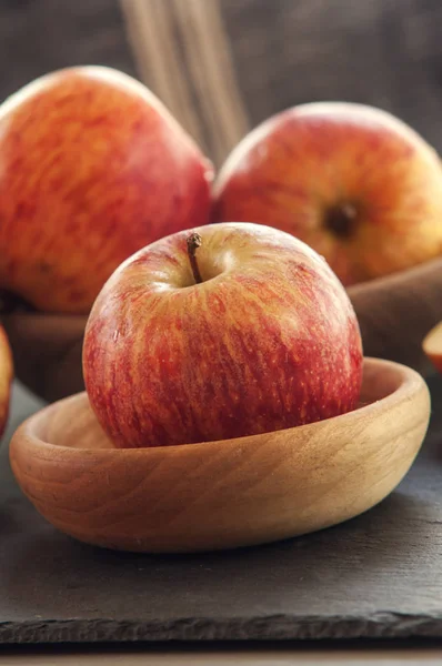 Manzanas jugosas rojas en la mesa — Foto de Stock