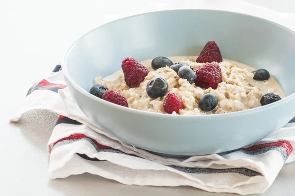 Çilekli yulaf lapası.