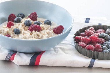 Çilekli yulaf lapası.