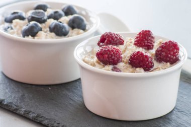 Çilekli yulaf lapası.