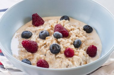 Çilekli yulaf lapası.