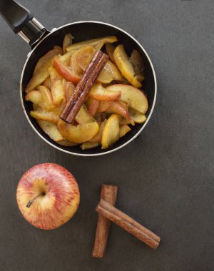pan üst görünümünde karamelize elma kapat