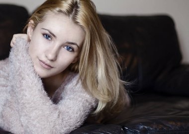 koyu deri kanepede yatan kadın