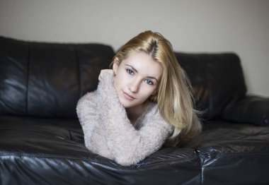 koyu deri kanepede yatan kadın