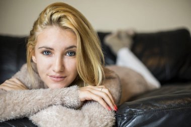 koyu deri kanepede yatan kadın