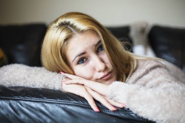 koyu deri kanepede yatan kadın