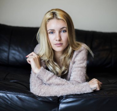 koyu deri kanepede yatan kadın