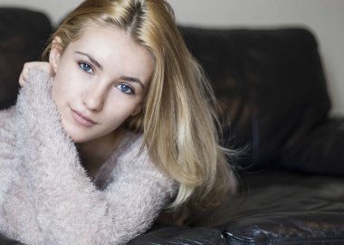 koyu deri kanepede yatan kadın