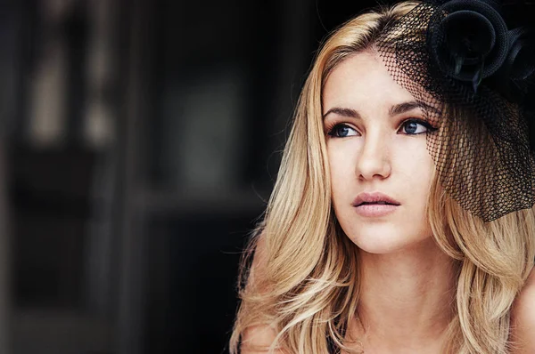 kadın başındaki siyah dekorasyon ile