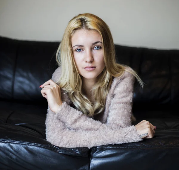 koyu deri kanepede yatan kadın