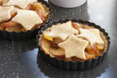 Mutfakta ev yapımı elma pasta yakın çekim