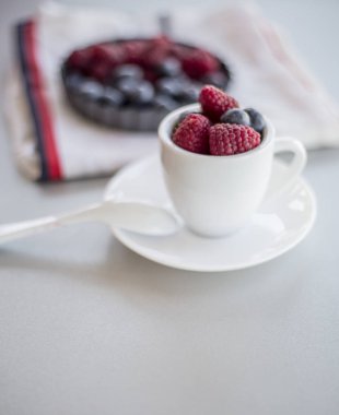 Sağlıklı karışık meyve ve malzemeler