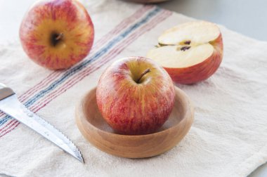 Masada olgun kırmızı elmalar var. Yakın plan.