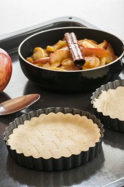 Hamur ile çalışır. Pişirme ve elmalı turta için malzemeler için form. Elmalı tart hazırlanması işlemidir. Yukarıdan görüntüleyin. Düz yatıyordu.