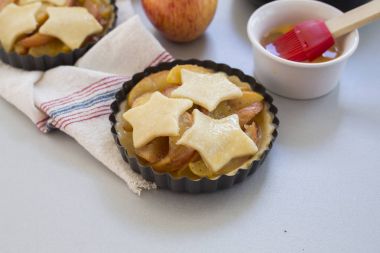 Mutfakta ev yapımı elma pasta yakın çekim