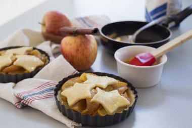 Mutfakta ev yapımı elma pasta yakın çekim