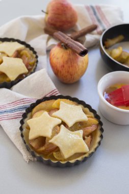 Mutfakta ev yapımı elma pasta yakın çekim