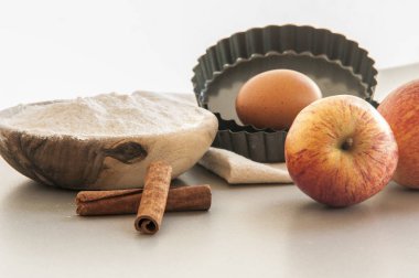 un ve malzemelerin üzerine siyah tablo. Üstten Görünüm