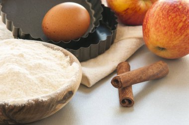 un ve malzemelerin üzerine siyah tablo. Üstten Görünüm