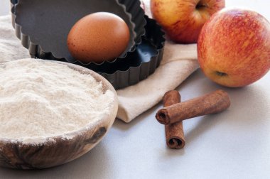 un ve malzemelerin üzerine siyah tablo. Üstten Görünüm