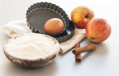 un ve malzemelerin üzerine siyah tablo. Üstten Görünüm