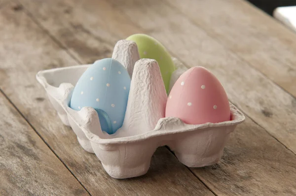 Uova di Pasqua colorate. Sfondo con uova di Pasqua. Con effetto filtro retrò — Foto Stock