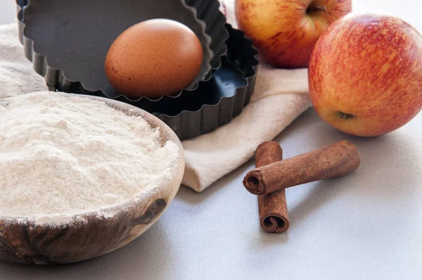 un ve malzemelerin üzerine siyah tablo. Üstten Görünüm