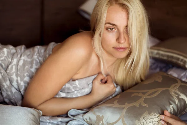 Portret ładna młoda dziewczyna na łóżku w nowoczesnym mieszkaniu rano. — Zdjęcie stockowe