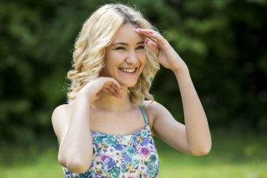 Bahar Parkı neşeli gülümseyen içinde özgür mutlu kadın