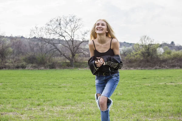 Femme caucasienne souriant heureux le jour ensoleillé d'été ou de printemps à l'extérieur dans le parc . — Photo