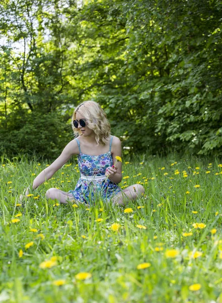 Mujer feliz libre en el parque de primavera sonriente alegre — Foto de Stock