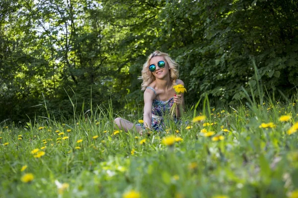 Bahar Parkı neşeli gülümseyen içinde özgür mutlu kadın — Stok fotoğraf