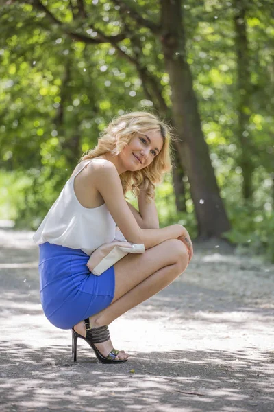 Zdarma šťastná žena v jarní park s úsměvem radostné — Stock fotografie