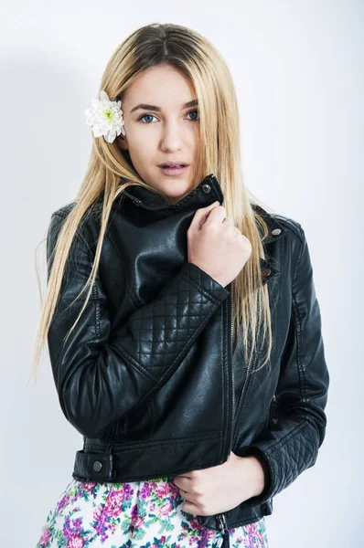 Schöne junge blonde Frau im schönen Frühlingskleid mit Lederjacken — Stockfoto