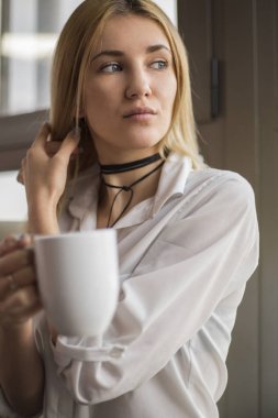 Genç iş kadını ile Kupası ile