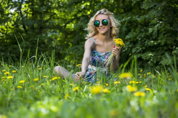 Mujer feliz libre en el parque de primavera sonriente alegre — Foto de Stock