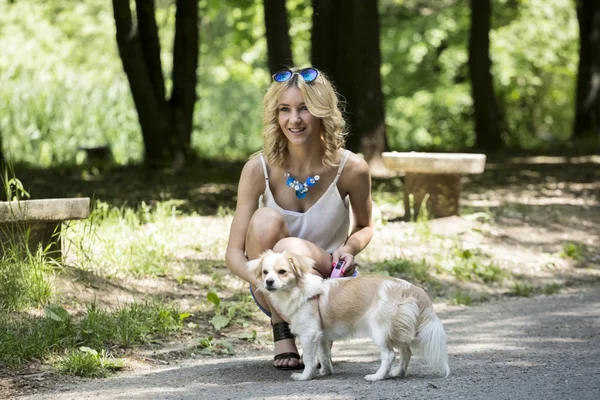 Mujer feliz libre en el parque de primavera sonriente alegre — Foto de Stock