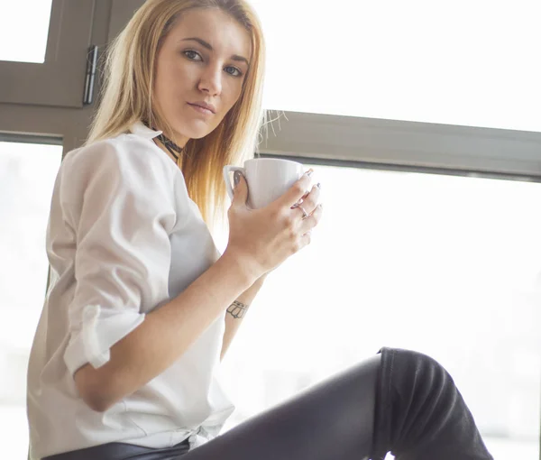Giovane donna d'affari con con tazza — Foto Stock