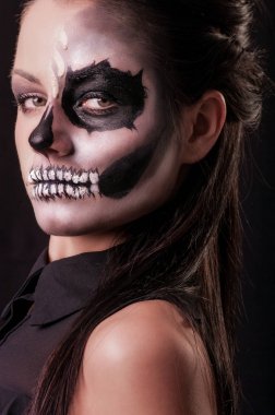 kalıcı makyaj iskelet ile güzel kadın 