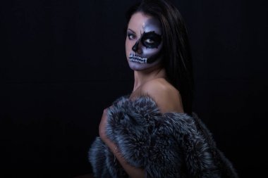 kalıcı makyaj iskelet ile güzel kadın 