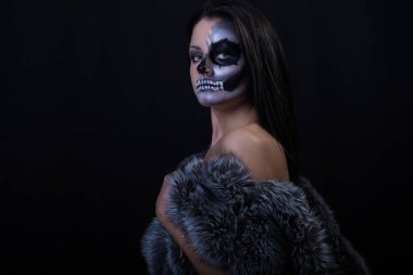 kalıcı makyaj iskelet ile güzel kadın 