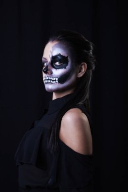 kalıcı makyaj iskelet ile güzel kadın 