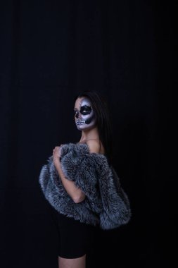 kalıcı makyaj iskelet ile güzel kadın 