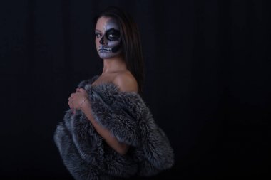 kalıcı makyaj iskelet ile güzel kadın 