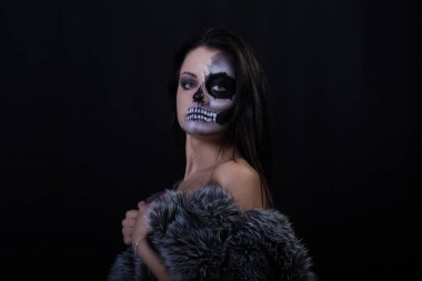 kalıcı makyaj iskelet ile güzel kadın 