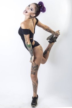 Güzel genç kadın şık Kızıl saçlı ve karanlık grunge arka plan üzerinde poz vücudunda dövme. Saç boyama. Kozmetik, makyaj. Dövme.