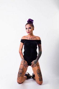 Güzel genç kadın şık Kızıl saçlı ve karanlık grunge arka plan üzerinde poz vücudunda dövme. Saç boyama. Kozmetik, makyaj. Dövme.