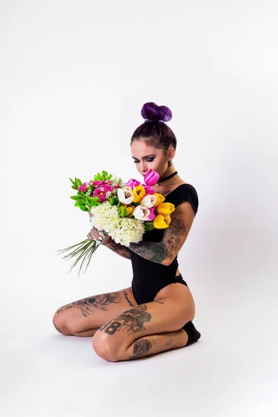 Vacker ung kvinna med eleganta crimson hår och tatuering på hennes kropp poserar över mörk grunge bakgrund. Hår färg. Kosmetika, make-up. Tatuering. — Stockfoto