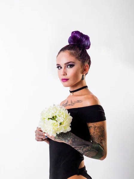 Vacker ung kvinna med eleganta crimson hår och tatuering på hennes kropp poserar över mörk grunge bakgrund. Hår färg. Kosmetika, make-up. Tatuering. — Stockfoto
