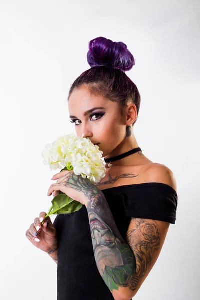 Mulher bonita com cabelo carmesim elegante e tatuagem em seu corpo posando sobre fundo escuro grunge. Coloração de cabelo. Cosméticos, maquilhagem. Tatuagem . — Fotografia de Stock